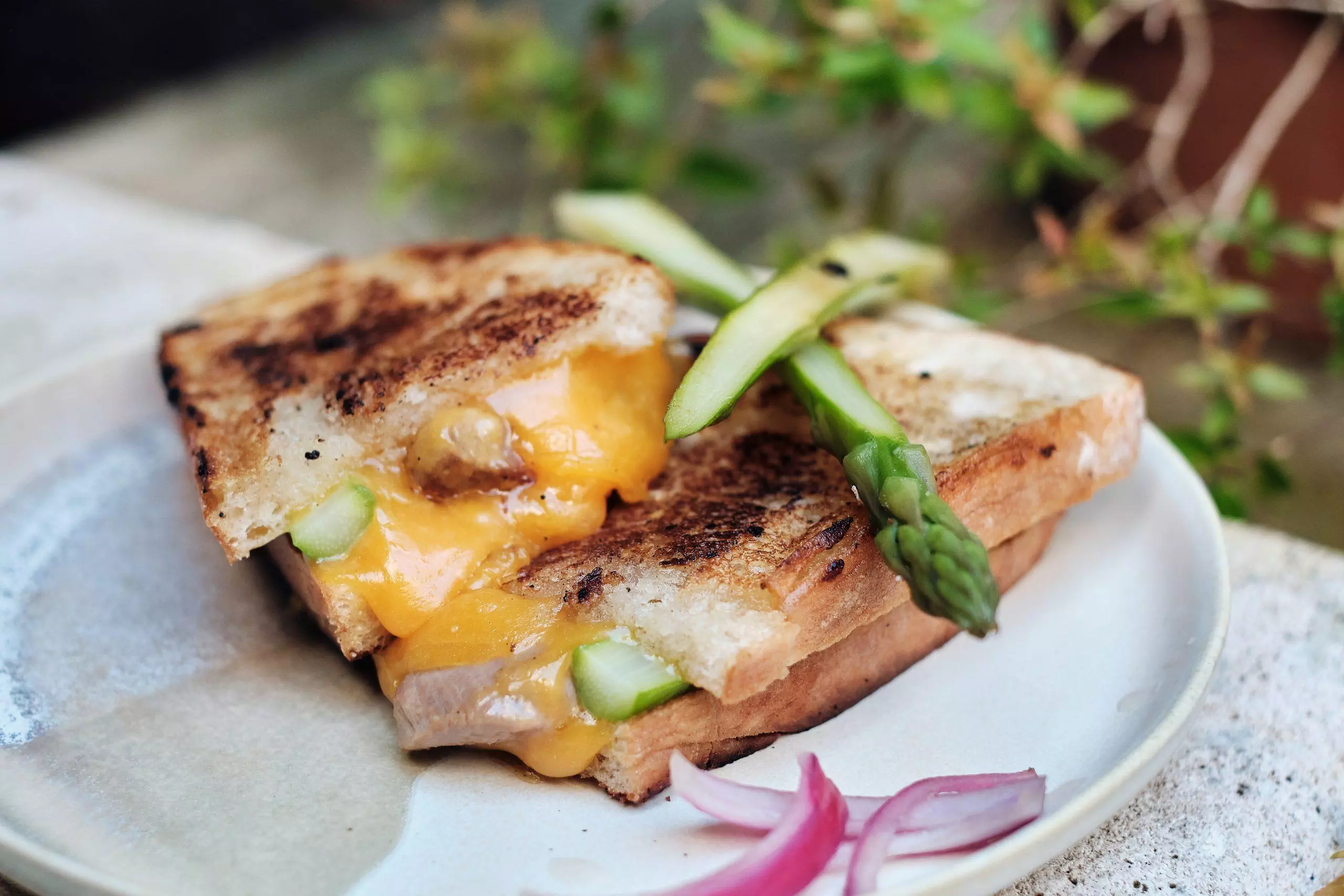 Grilled cheese de canard aux asperges