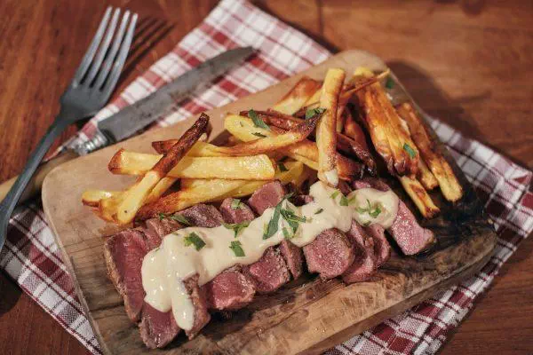Filet de cerf grillé sauce béarnaise frites maison