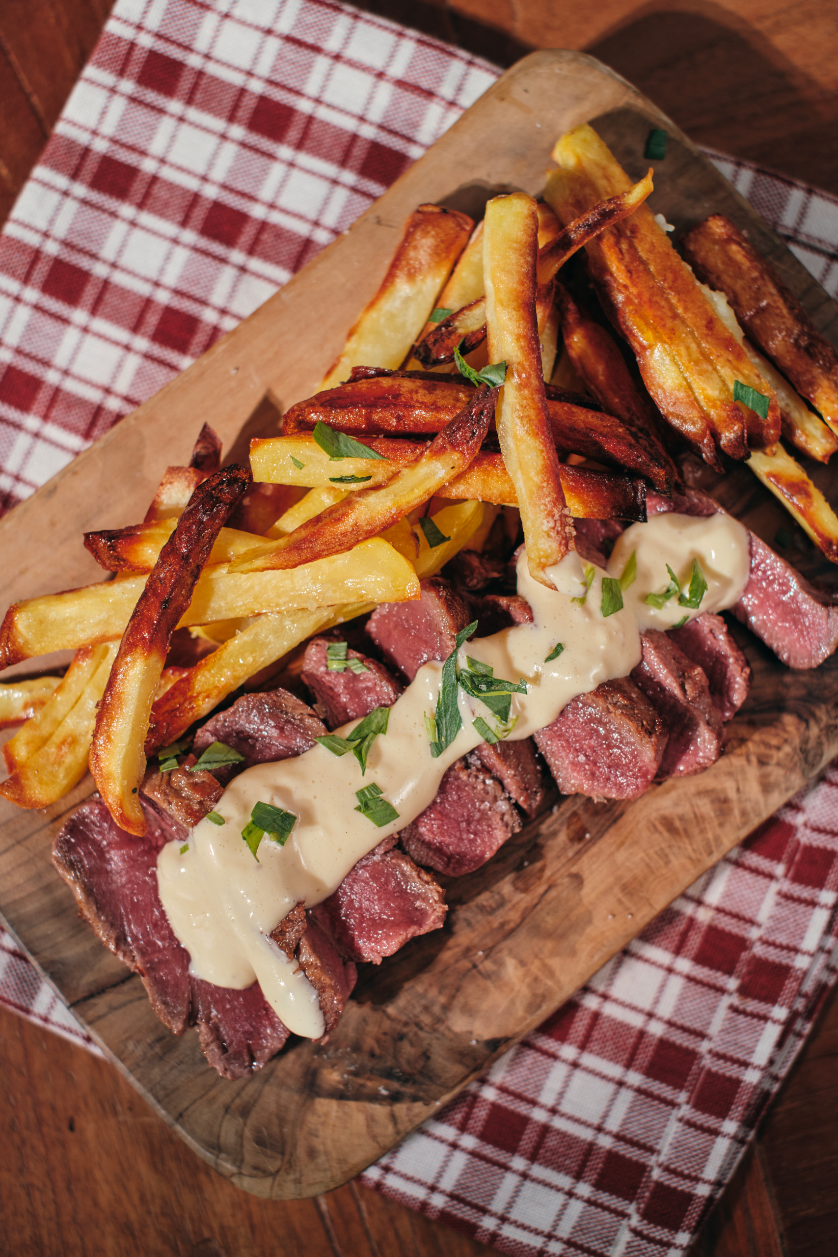 Filet de cerf grillé, sauce béarnaise et frites maison