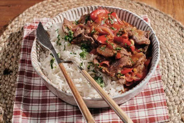 Lomo Saltado de biche aux poivrons