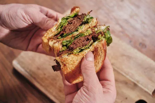 Sandwich à l’effiloché de sanglier