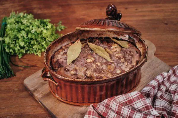 Terrine de chevreuil aux figues et noisettes