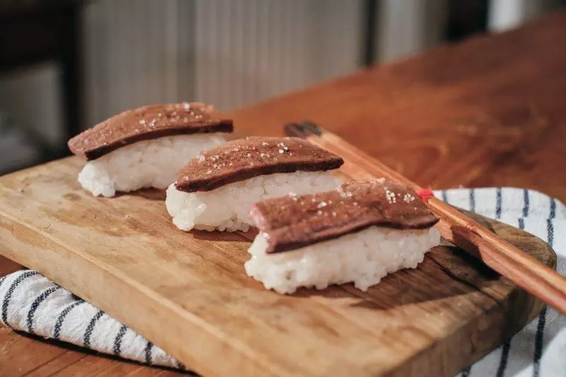 Sushi de canard laqué