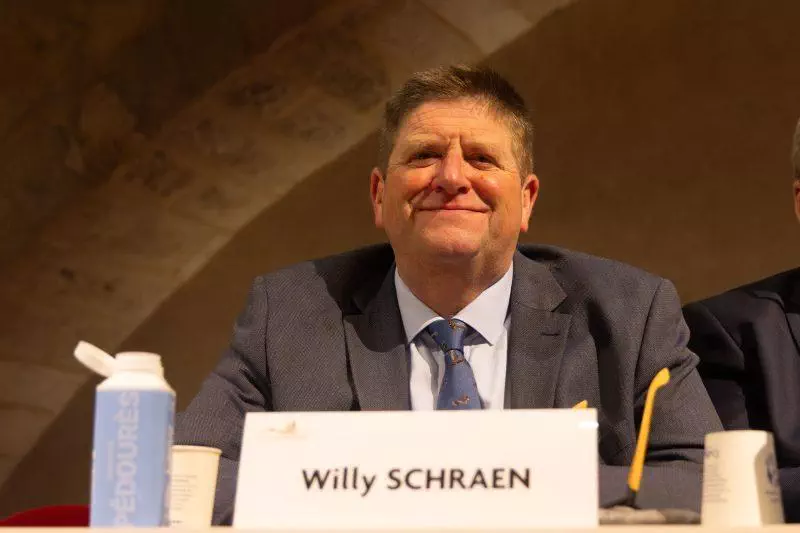 Willy Schraen face aux chasseurs au palais des Papes